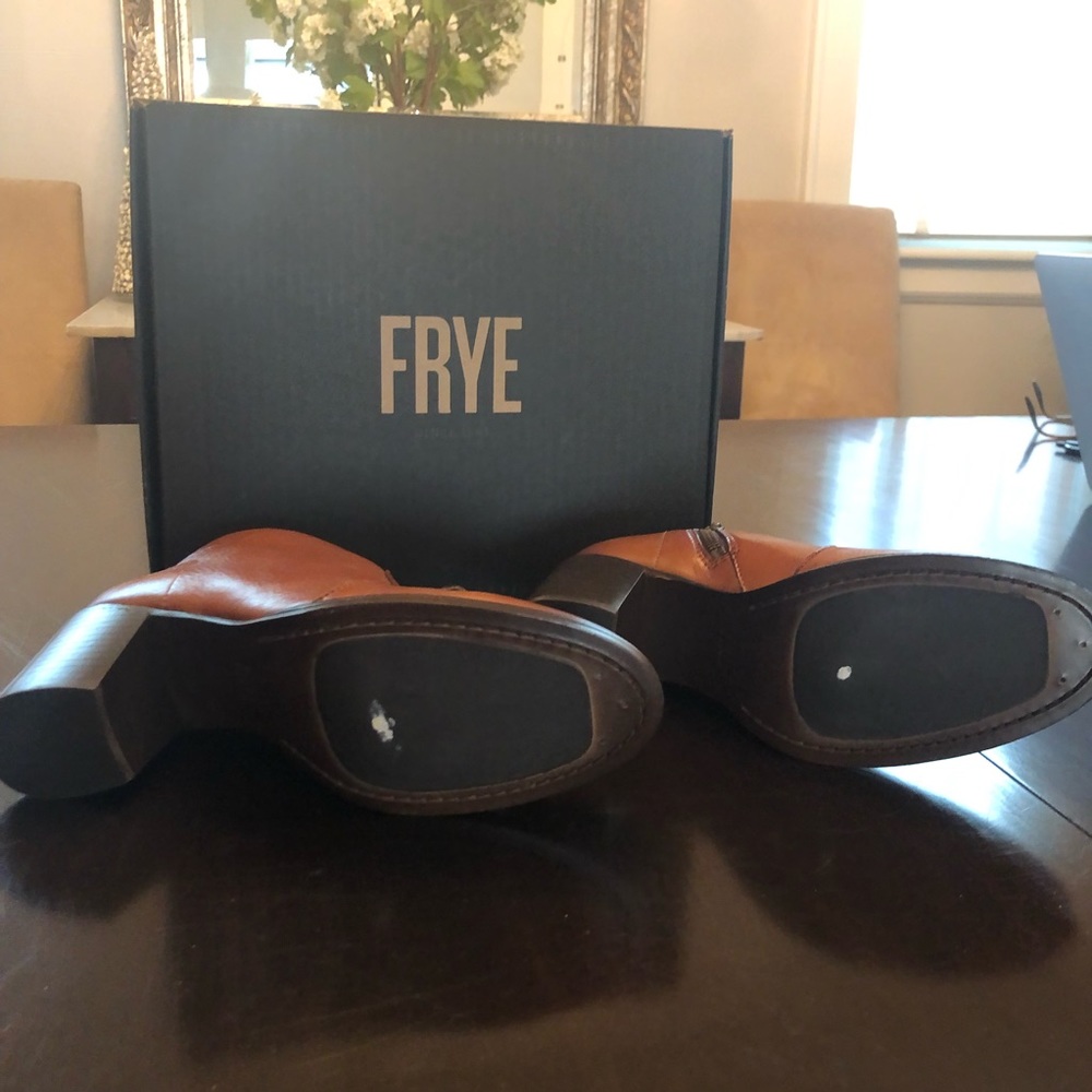 Frye Boot - Nora Zip Short - Nutmeg color - Size 7.5